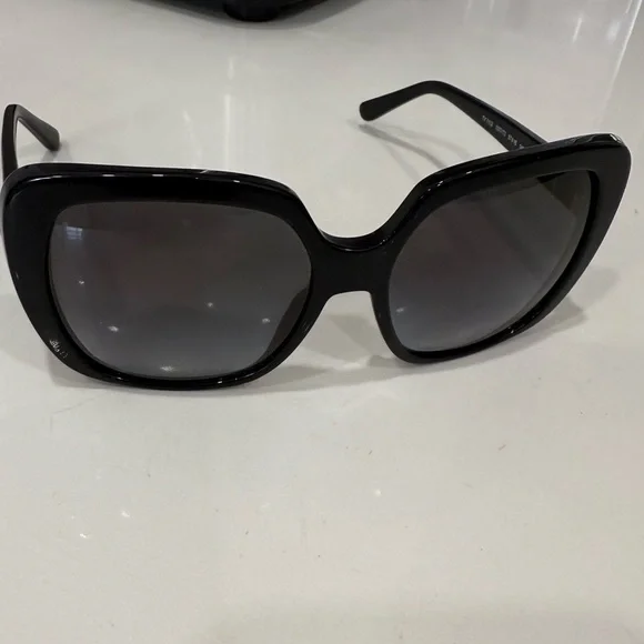 Goegeous Like New Tory Burch Black Gradient Sunglasses - Picture 5 of 5